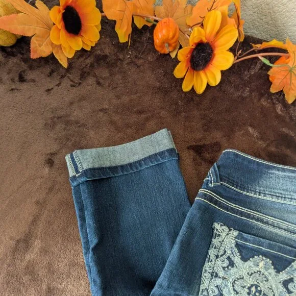 Wallflower Embellished Blue Jean Capri Size 7 - NWOT - Picture 12 of 13